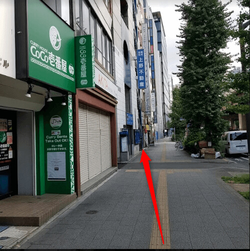 そのまま３０秒ほど直進すると目印の青い看板（上野不動産）が見えてきます。