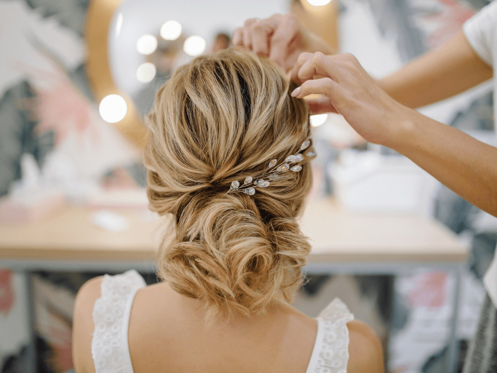 ヘアセットの施術を受ける女性