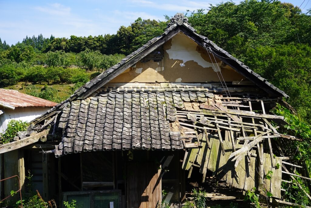 放置されて倒壊した空き家