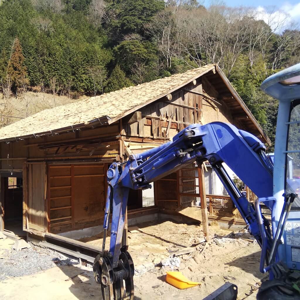 解体している空き家